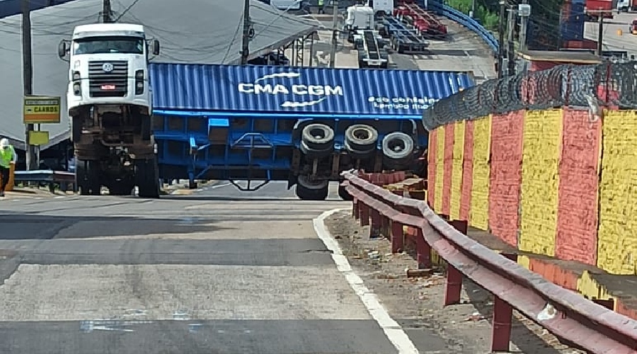 Urgente: contêiner tomba na entrada do Porto Chibatão; veja