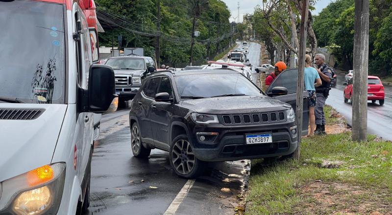 Urgente: idoso perde o controle de carro e destrói poste na av. do Turismo