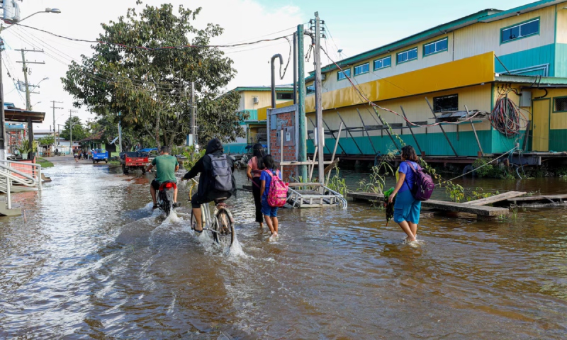 Cheia no Amazonas já afeta mais de 550 mil pessoas em 43 municípios