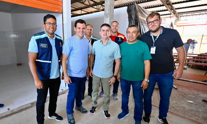 Prefeito David Almeida vistoria construção da nova praça de alimentação da feira da Manaus Moderna