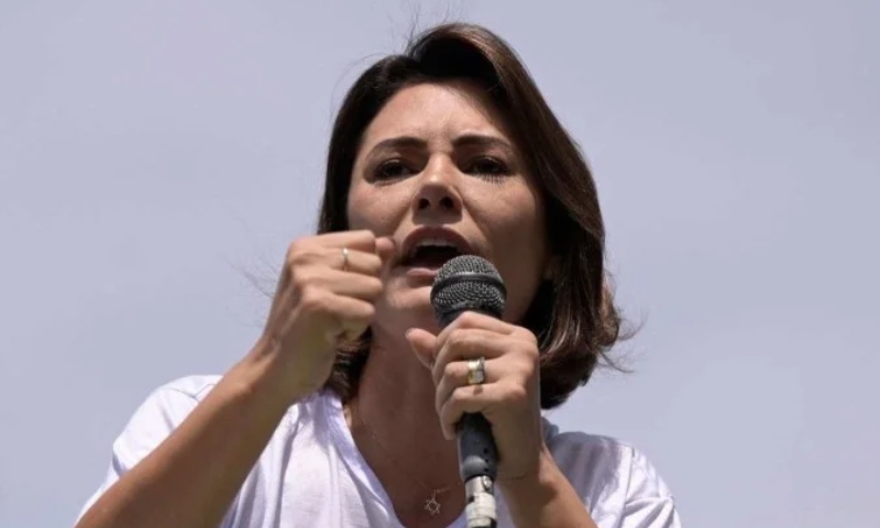 Michelle diz que prisão domiciliar de Bolsonaro é perseguição: “Meu marido foi silenciado”