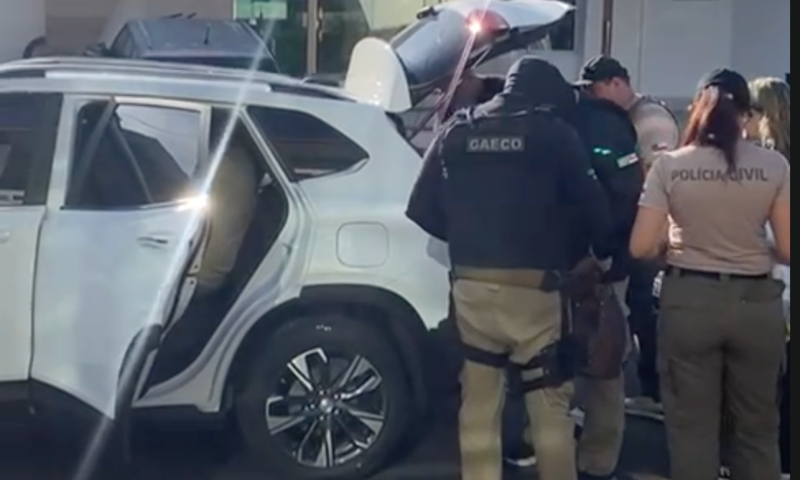 Exclusivo: veja momento que empresário é preso pela equipe do Gaeco no condomínio Forest Hill em Manaus