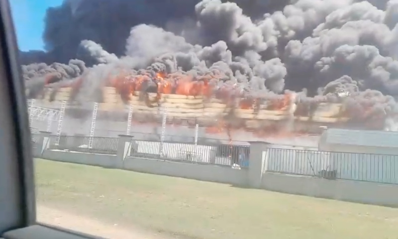 Urgente: incêndio de grandes proporções atinge fábrica no Distrito Industrial; veja vídeo