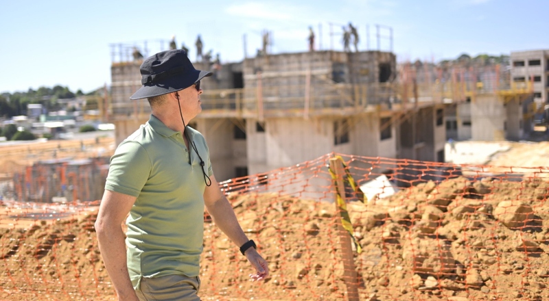 Prefeito David Almeida fiscaliza construção de conjunto habitacional com 576 moradias na avenida do Turismo