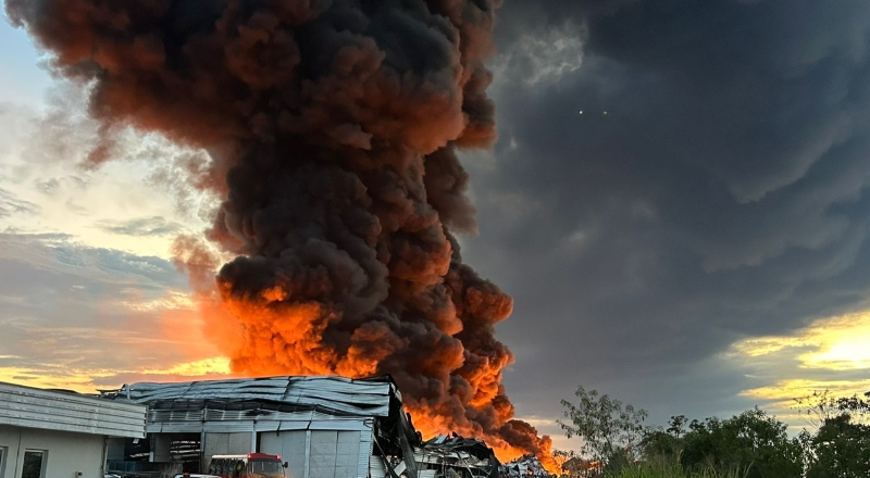 “Sem hora pra acabar”: bombeiros devem virar a noite tentando apagar incêndio no Distrito, diz subcomandante; veja vídeo