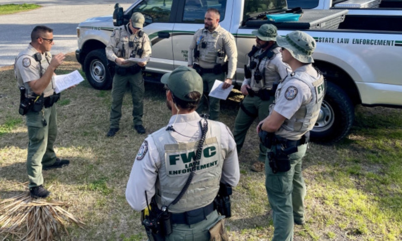 Quase 800 agentes da vida selvagem da Flórida recebem credenciais e poderão prender imigrantes ilegais