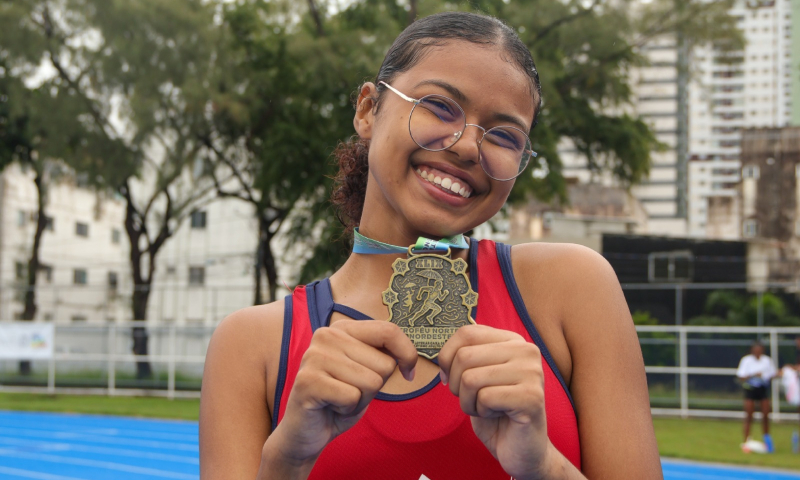 Atleta revelada na Vila Olímpica se destaca no salto em altura e mira Seleção Brasileira
