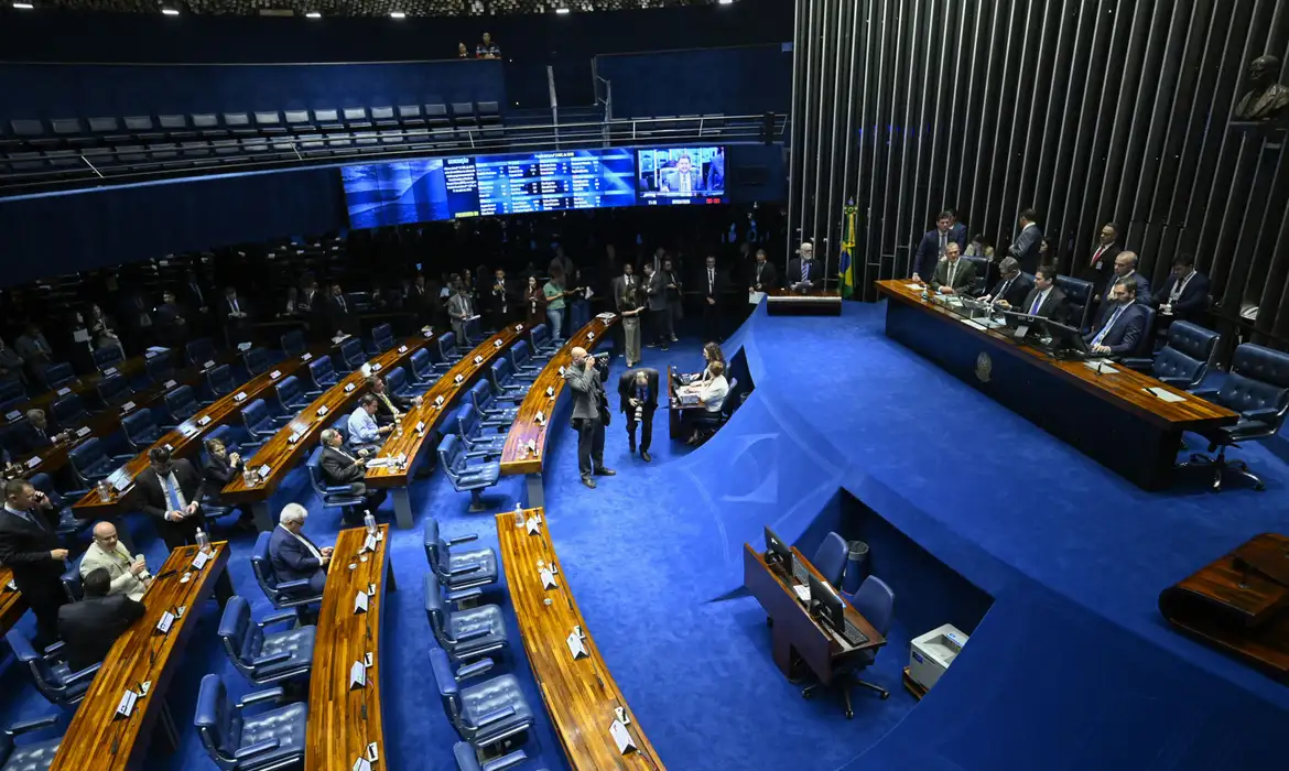 Senadores aprovam isenção do IR para quem recebe até R$ 3 mil