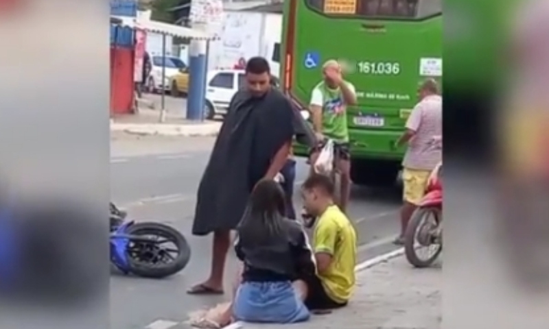 Dor imensa: menino morre atropelado por ônibus após cair da garupa da moto do pai; veja vídeo