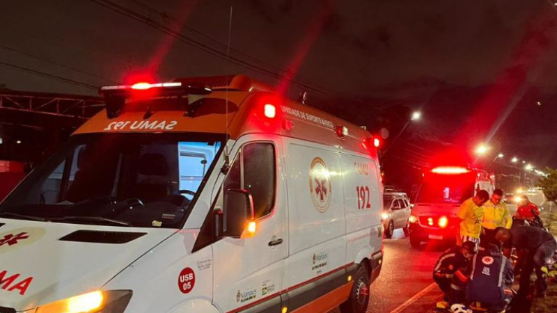 Urgente: adolescente recebe forte descarga elétrica ao tocar em poste na zona Norte