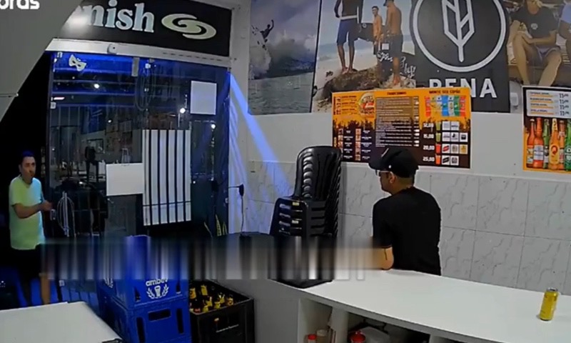 “Estourou a cabeça dele”: vídeo mostra momento em que homem é executado dentro de bar no Centro; veja