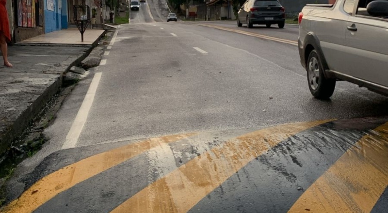 Urgente: motoqueiro sofre grave acidente com namorada no Planalto; veja vídeo