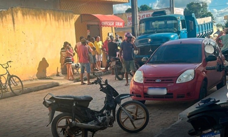 Jovem quase perde a perna durante acidente entre moto e caçamba; veja vídeo