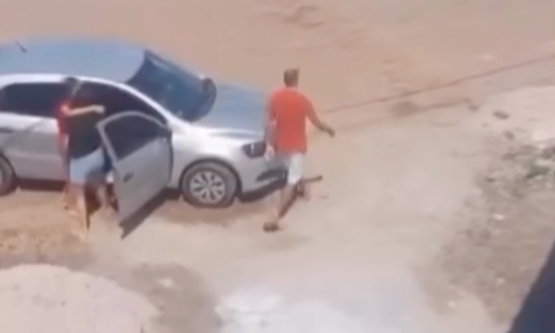 Homem é filmado dando soco na esposa e na filha em pleno domingo de dia dos pais; veja vídeo