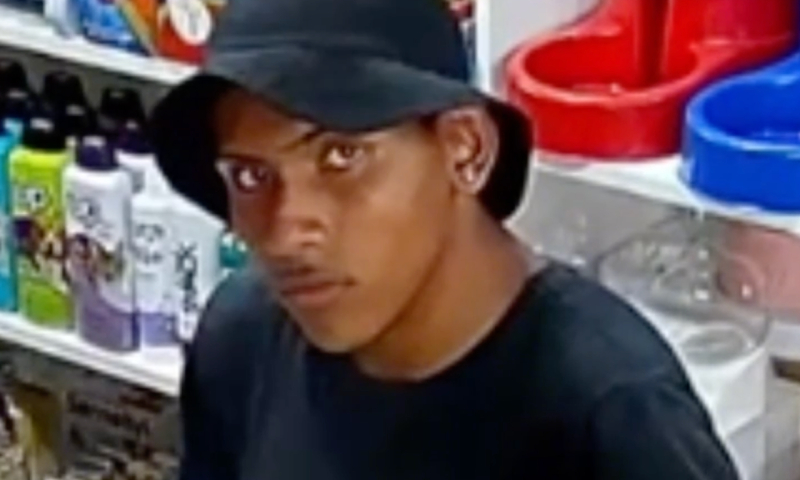 Câmera flagra bandido apontando arma para a cabeça de funcionária durante assalto em clínica de Manaus