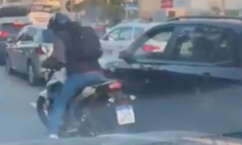 Assaltante leva a pior ao tentar fazer mais uma vítima durante engarrafamento; veja vídeo