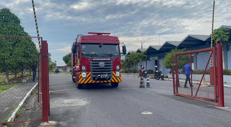 Urgente: incêndio atinge fábrica de portas na zona oeste de Manaus; veja vídeo