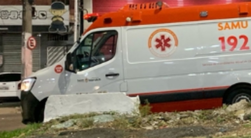 Passageira de app fica ferida durante acidente de moto na Avenida Cosme Ferreira