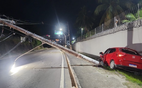 Motorista perde controle, atinge poste e interdita via na Zona Norte de Manaus