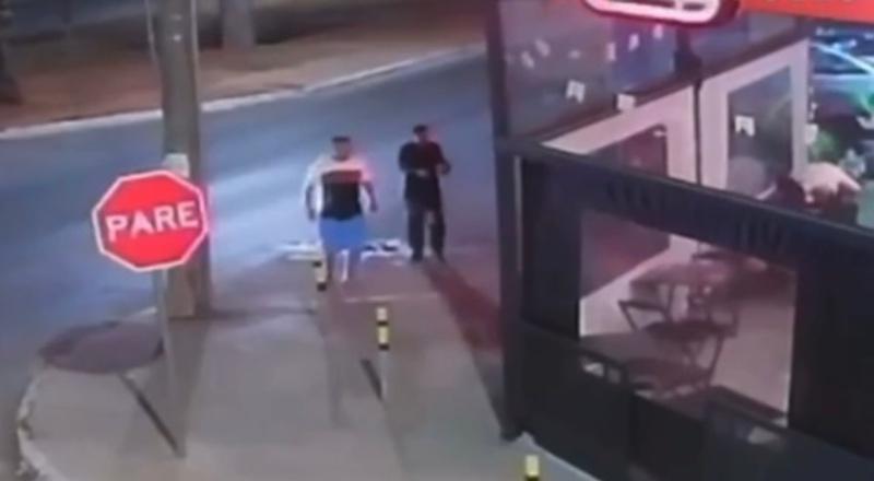 “Aqui não é lugar para criança!”: cliente é esfaqueado por casal que levou a filha para o bar; veja vídeo