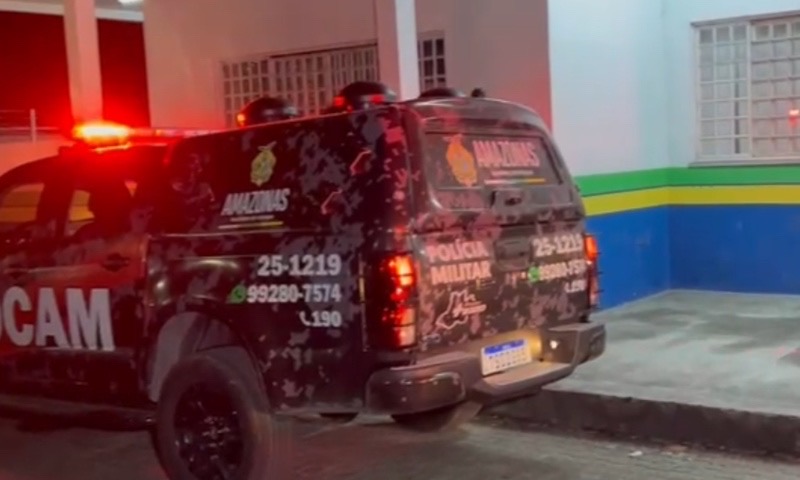 Dois homens são presos com carro roubado e arma falsa na zona norte de Manaus