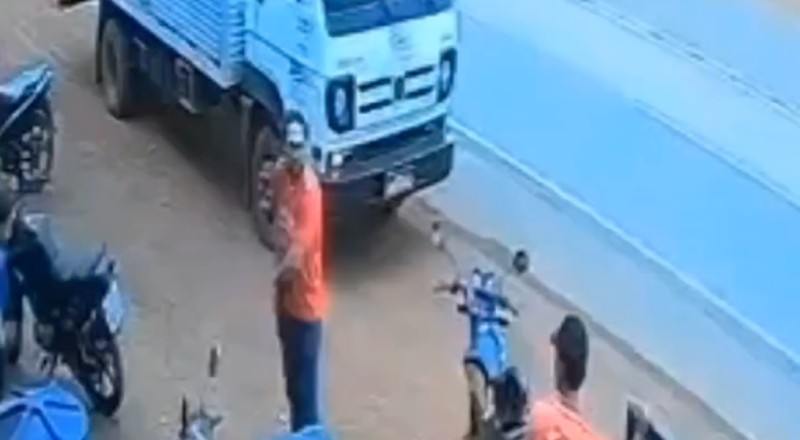 Milagre: atenção pais, veja momento em que criança escapa de ser atropelada por caminhão