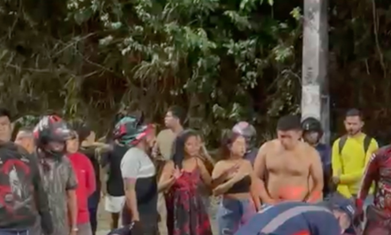 Urgente: mulher sofre acidente no Coroado e populares fazem corrente de oração enquanto ela é reanimada; veja vídeo
