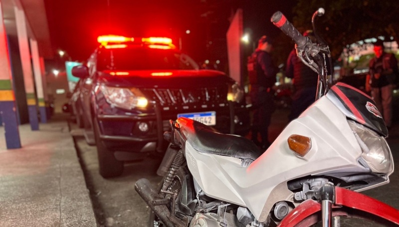 Homem leva mulher pra passear em moto roubada e acaba preso pela Guarda Municipal em Manaus