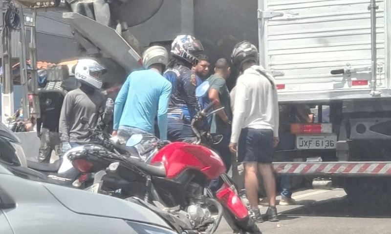 Urgente: motoqueiro fica preso entre dois caminhões no bairro Coroado; veja vídeo