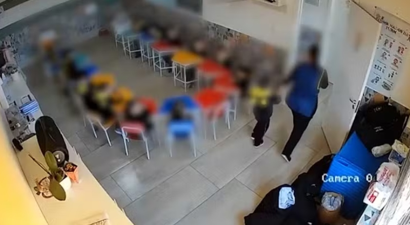 Revoltante: vídeo mostra professora agredindo criança de 4 anos com pilha de livros; veja