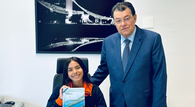 Estudante da Zona Leste de Manaus vira ‘senadora por um dia’ ao lado de Eduardo Braga