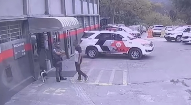 “Coragem de doido”: homem ataca policial armado e acaba pedindo socorro; veja vídeo