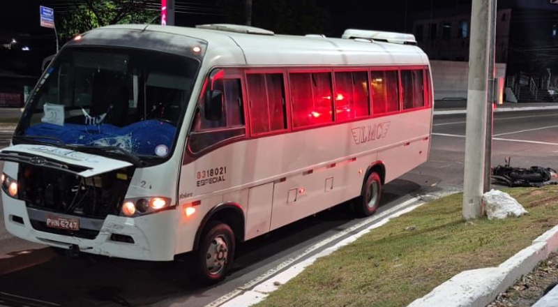 Tragédia: motoqueiro morre após grave acidente com micro-ônibus na av. Coronel Teixeira; veja