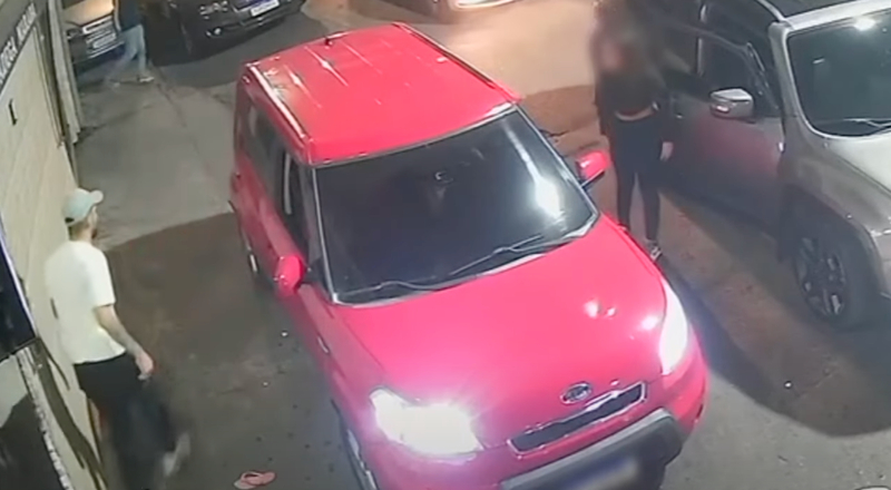 Homem é preso por não aceitar fim do namoro e agredir ex em estacionamento; veja vídeo