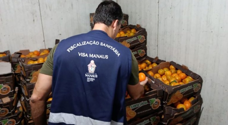 Fiscalização da Visa Manaus autua 15 estabelecimentos por falhas sanitárias em frutas e verduras no Centro