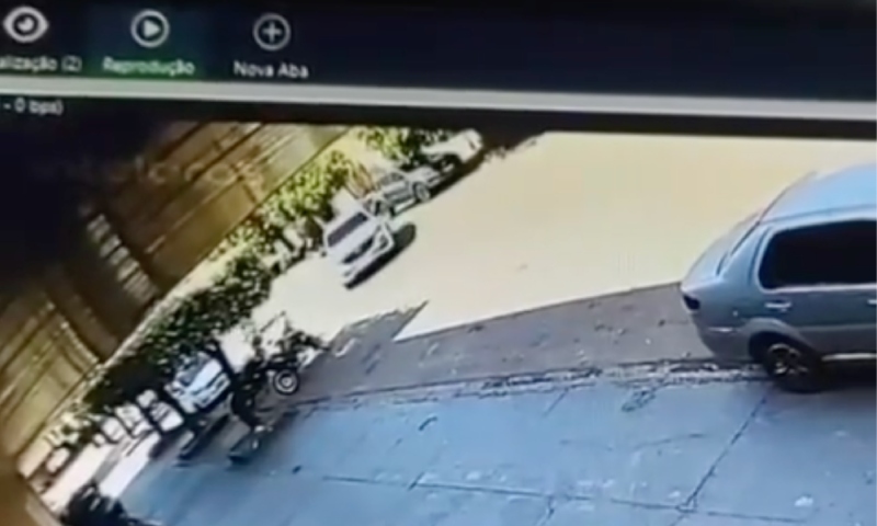 Vídeo mostra momento em que motoqueiro morre ao colidir com caminhonete na Marechal Rondon; veja