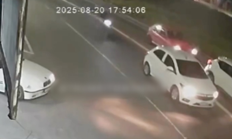 Vídeo mostra momento em que motoqueiro é arremessado durante acidente em Manaus; veja