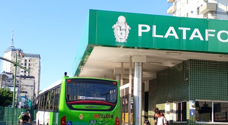 Ônibus passa por cima da perna de trabalhador no Centro de Manaus