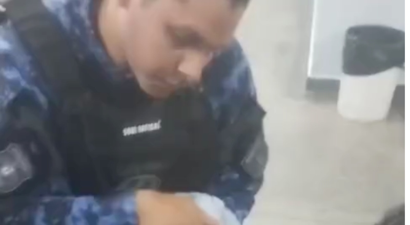 Herói: Guarda Civil salva bebê engasgado na porta de delegacia em Manaus