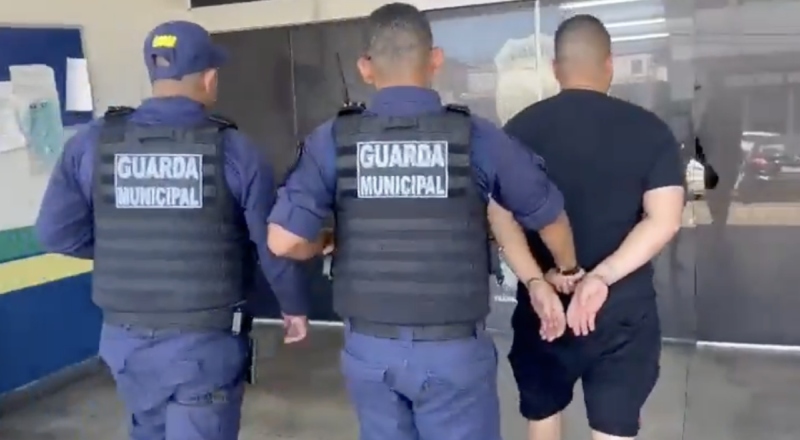 Motorista embriagado quase atropela agente de trânsito na faixa liberada da Getúlio Vargas em Manaus