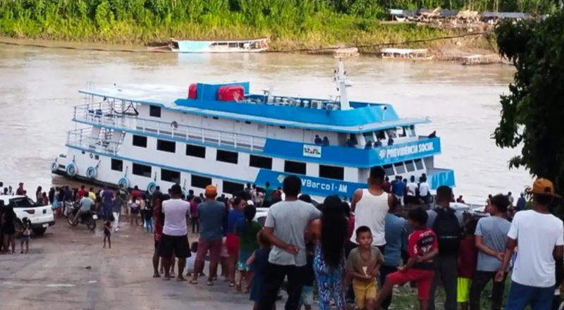 INSS usa barcos para orientar aposentados da Amazônia sobre descontos