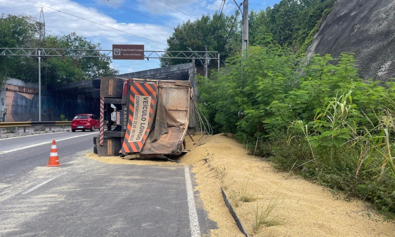 Caminhão carregado de soja tomba na zona norte de Manaus; veja vídeo