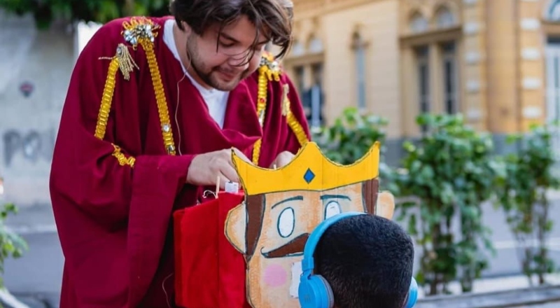 Teatro lambe-lambe leva magia em miniatura ao ‘#SouManaus Passo a Paço 2025’