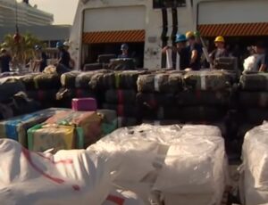 Guarda Costeira dos EUA faz maior apreensão de cocaína da história da Flórida; veja vídeo