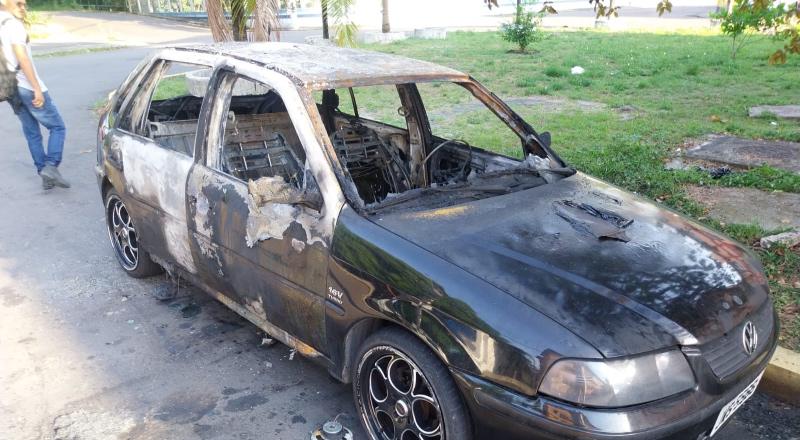 Carro pega fogo e deixa moradores em pânico na zona Centro-Sul de Manaus
