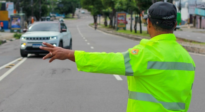 Tráfego em rua no bairro Novo Aleixo é alterado para implantação de faixa de pedestre; confira
