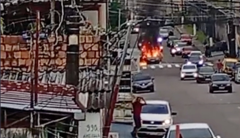 Urgente: carro de trabalhador pega fogo na avenida Duque de Caxias, em Manaus; veja vídeo