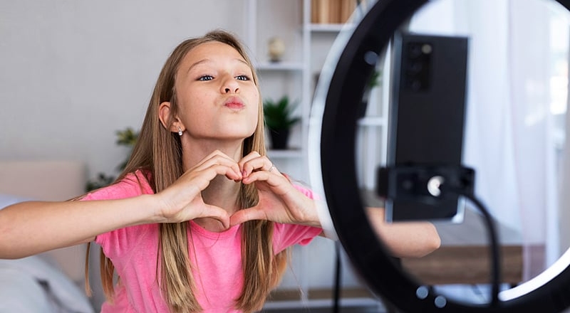 Justiça proíbe Facebook e Instagram de permitir trabalho de crianças influencers sem autorização