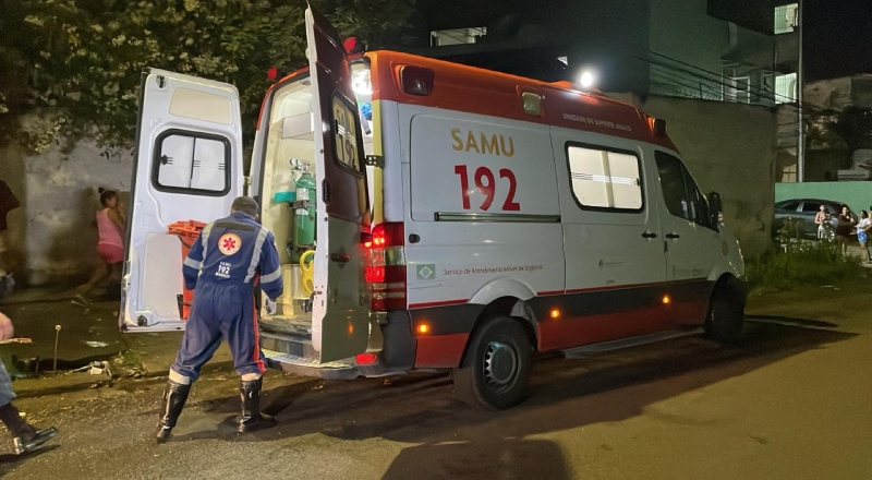 Homem é esfaqueado durante briga de rua no bairro Praça 14; veja vídeo