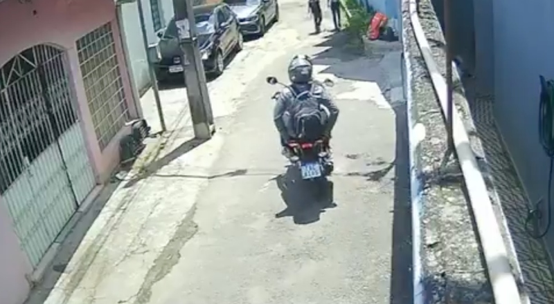 Vídeo mostra momento em que crianças são assaltadas em saída de escola em Manaus; veja